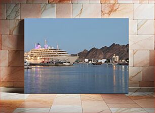 Πίνακας, Large Cruise Ship at Dusk in Scenic Harbor Μεγάλο κρουαζιερόπλοιο στο σούρουπο στο Scenic Harbor