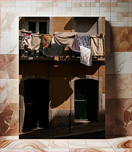 Πίνακας, Laundry Hanging Outside a Building Πλυντήριο ρούχων έξω από ένα κτίριο