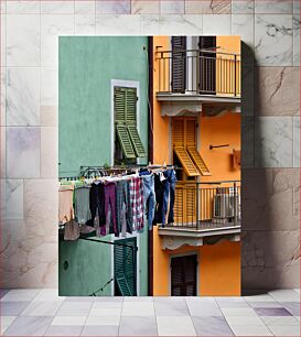Πίνακας, Laundry Hanging Outside Colorful Buildings Πλυντήριο ρούχων έξω από πολύχρωμα κτίρια