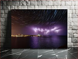 Πίνακας, Lightning and Star Trails over the Sea Αστραπές και Αστρικά Μονοπάτια πάνω από τη Θάλασσα