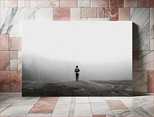 Πίνακας, Lone Traveler in Foggy Landscape Μοναχικός ταξιδιώτης σε ομιχλώδες τοπίο