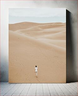 Πίνακας, Lone Walker in Desert Dunes Μοναχικός περιπατητής στους αμμόλοφους της ερήμου