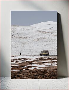 Πίνακας, Lonely Journey in Snowy Landscape Μοναχικό Ταξίδι στο Χιονισμένο Τοπίο