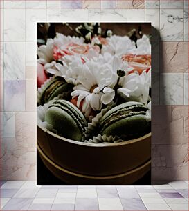 Πίνακας, Macarons and Flowers in a Basket Μακαρόν και λουλούδια σε ένα καλάθι