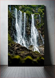 Πίνακας, Majestic Waterfall in a Verdant Forest Μεγαλοπρεπής καταρράκτης σε ένα καταπράσινο δάσος
