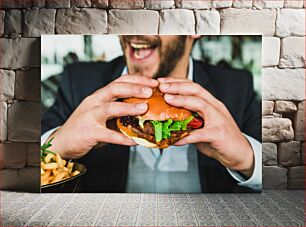 Πίνακας, Man Enjoying a Burger Άνδρας που απολαμβάνει ένα Burger