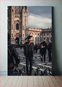 Πίνακας, Man Enjoying Pigeons in City Square Άνδρας που απολαμβάνει τα περιστέρια στην πλατεία της πόλης