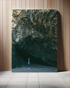 Πίνακας, Man Exploring a Cave Άνθρωπος που εξερευνά μια σπηλιά