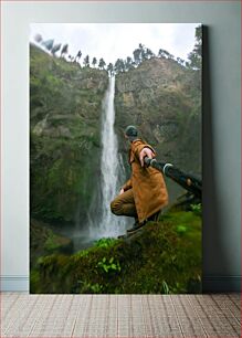Πίνακας, Man Exploring Waterfall Άνθρωπος που εξερευνά τον καταρράκτη