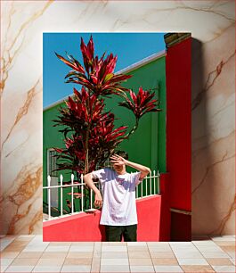 Πίνακας, Man in Front of Colorful Wall and Plant Άνθρωπος μπροστά από πολύχρωμο τοίχο και φυτό