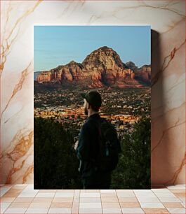 Πίνακας, Man Observing Mountain Town at Dusk Άνθρωπος που παρατηρεί την ορεινή πόλη στο σούρουπο