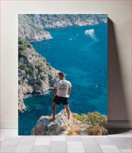 Πίνακας, Man Overlooking a Cliff by the Sea Άνθρωπος με θέα σε έναν βράχο δίπλα στη θάλασσα