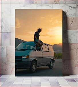 Πίνακας, Man Sitting on a Van at Sunset Άνδρας που κάθεται σε ένα φορτηγό στο ηλιοβασίλεμα