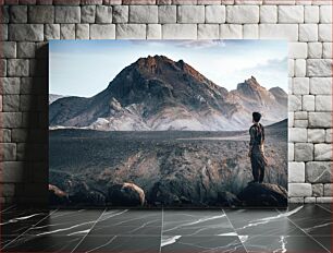 Πίνακας, Man Standing at the Base of a Mountain Άτομο που στέκεται στη βάση ενός βουνού