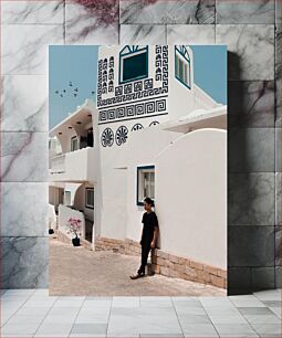 Πίνακας, Man Standing Beside Traditional White Building Άνθρωπος που στέκεται δίπλα στο παραδοσιακό λευκό κτίριο