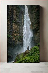 Πίνακας, Man Standing by a Majestic Waterfall Άνθρωπος που στέκεται δίπλα σε έναν μεγαλοπρεπή καταρράκτη