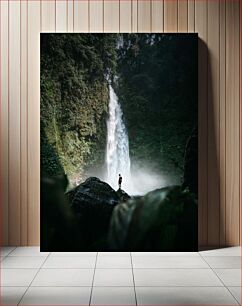 Πίνακας, Man Standing Near Waterfall Άτομο που στέκεται κοντά στον καταρράκτη