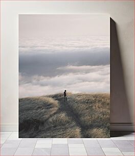 Πίνακας, Man Standing On A Hill Overlooking The Clouds Άνθρωπος που στέκεται σε έναν λόφο με θέα τα σύννεφα