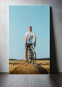 Πίνακας, Man Standing on Hay Bale with Bicycle Άνδρας που στέκεται στο Hay Bale με ποδήλατο