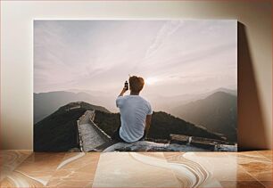 Πίνακας, Man Taking Photo on Scenic Mountain Walkway Άνδρας που βγάζει φωτογραφία στο γραφικό ορεινό διάδρομο