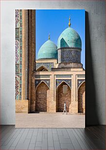 Πίνακας, Man Walking by Historical Mosque Άνδρας που περπατά δίπλα στο Ιστορικό Τζαμί