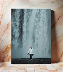 Πίνακας, Man Walking in Front of Waterfall Άνδρας που περπατά μπροστά από τον καταρράκτη