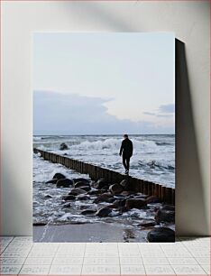 Πίνακας, Man Walking on Seawall Άνθρωπος που περπατά στο Seawall