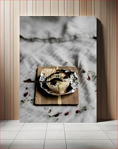 Πίνακας, Melted Cheese on Wooden Board Λιωμένο τυρί σε ξύλινη σανίδα