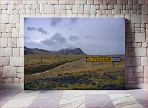 Πίνακας, Mountain and Road Sign in Iceland Βουνό και οδικό σήμα στην Ισλανδία