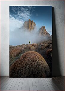 Πίνακας, Mountain Hiker in Misty Landscape Ορεινός πεζοπόρος σε ομιχλώδες τοπίο