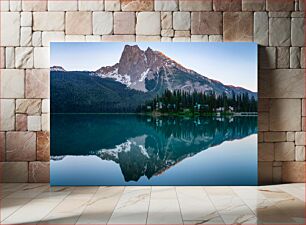 Πίνακας, Mountain View Over Reflective Lake Θέα στο βουνό πέρα ​​από την ανακλαστική λίμνη