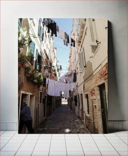 Πίνακας, Narrow Street with Hanging Laundry Στενό Δρόμο με Κρεμαστά Πλυντήρια