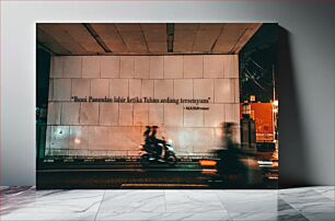 Πίνακας, Night Street Scene with Wall Quote Σκηνή Νυχτερινής Δρόμου με Παράθεση Τοίχου