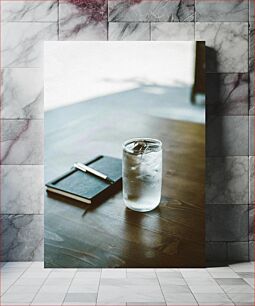 Πίνακας, Notebook and Iced Drink on Wooden Table Σημειωματάριο και παγωμένο ποτό σε ξύλινο τραπέζι