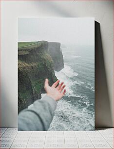 Πίνακας, Outstretched Hand Overlooking Cliffside and Sea Τεντωμένο χέρι με θέα στο βράχο και τη θάλασσα