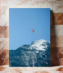 Πίνακας, Paragliding Over Snowy Mountain Αλεξίπτωτο πλαγιάς πάνω από το χιονισμένο βουνό