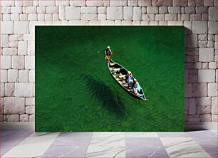 Πίνακας, People on a Boat in Clear Green Water Άνθρωποι σε μια βάρκα σε καθαρά πράσινα νερά