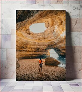 Πίνακας, Person Exploring Coastal Cave Άτομο που εξερευνά το παράκτιο σπήλαιο