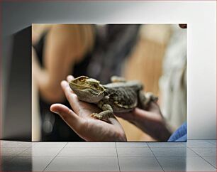 Πίνακας, Person Holding a Lizard Άτομο που κρατά μια σαύρα