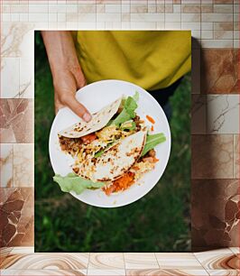 Πίνακας, Person holding a plate of tacos Άτομο που κρατά ένα πιάτο τάκος