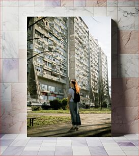 Πίνακας, Person in front of urban residential buildings Άτομο μπροστά από αστικά κτίρια κατοικιών