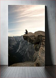 Πίνακας, Person on Cliff Edge with Scenic Mountain View Άτομο στο Cliff Edge με γραφική θέα στο βουνό