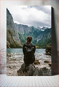 Πίνακας, Person Sitting by a Mountain Lake Άτομο που κάθεται δίπλα σε μια ορεινή λίμνη