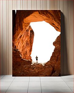 Πίνακας, Person Standing in a Rocky Archway Άτομο που στέκεται σε μια βραχώδη αψίδα