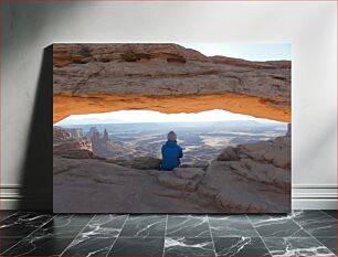 Πίνακας, Person Viewing Desert Landscape through Natural Rock Arch Άτομο που βλέπει το τοπίο της ερήμου μέσα από τη φυσική αψίδα βράχου