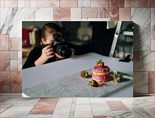 Πίνακας, Photographer Captures Donuts with Strawberries Φωτογράφος απαθανατίζει ντόνατς με φράουλες