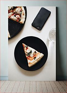 Πίνακας, Pizza Slice on Black Plate Φέτα πίτσας σε μαύρο πιάτο
