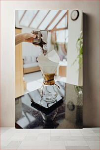 Πίνακας, Pour Over Coffee in Sunlit Kitchen Περιχύστε τον καφέ στην ηλιόλουστη κουζίνα