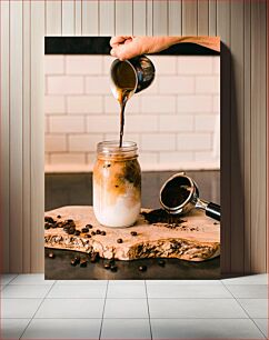 Πίνακας, Pouring Coffee into Glass Jar Ρίχνοντας καφέ σε γυάλινο βάζο