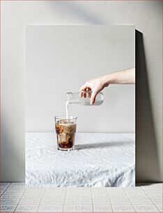 Πίνακας, Pouring Milk into Iced Coffee Ρίχνοντας γάλα σε παγωμένο καφέ